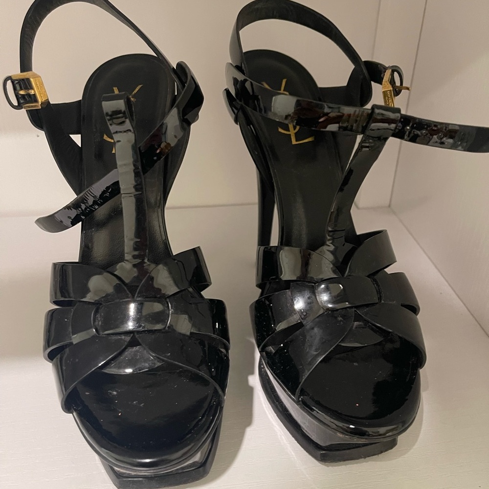 TRIBUTE PLATFORM SANDALS IN PATENT LEATHER